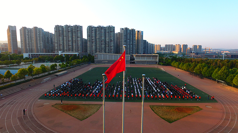 前进，前进，前进进! 在伟大变革中彰显青春