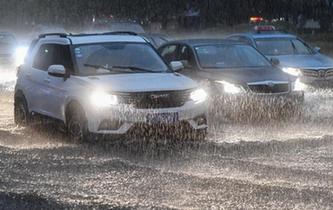 强降雨来袭 广东多地暴雨预警