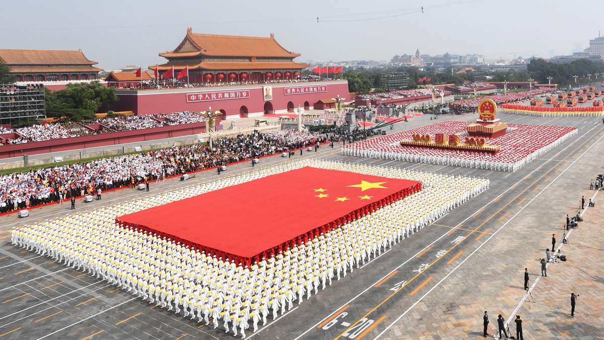 国旗方阵、国庆年号和国徽方阵