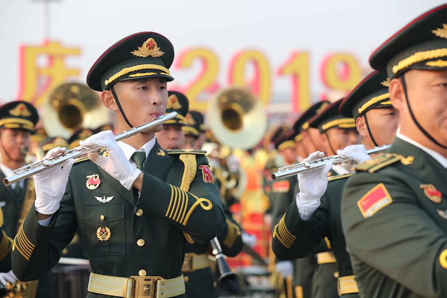 解放军联合军乐团在广场就位后进行准备工作和试奏。据了解，解放军联合军乐团此次演奏是从开国大典至今历次阅兵以来演奏曲目最多的一次，不少曲目是为此次阅兵量身打造的全新作品，此次也是历次女演奏员最多的一次。