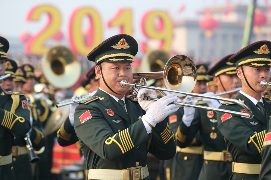 解放军联合军乐团在广场就位后进行准备工作和试奏。据了解，解放军联合军乐团此次演奏是从开国大典至今历次阅兵以来演奏曲目最多的一次，不少曲目是为此次阅兵量身打造的全新作品，此次也是历次女演奏员最多的一次。