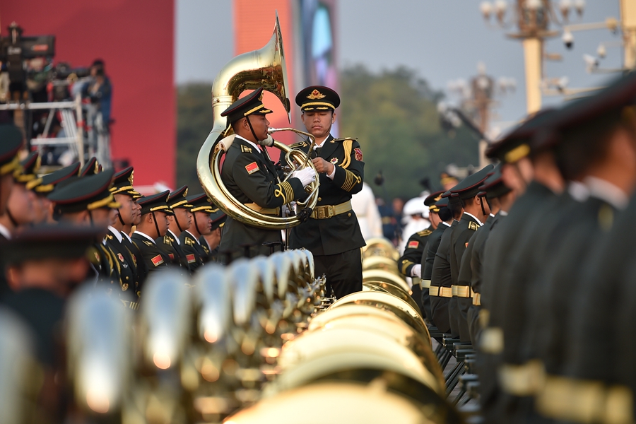 解放军联合军乐团在广场就位后进行准备工作和试奏。据了解，解放军联合军乐团此次演奏是从开国大典至今历次阅兵以来演奏曲目最多的一次，不少曲目是为此次阅兵量身打造的全新作品，此次也是历次女演奏员最多的一次。