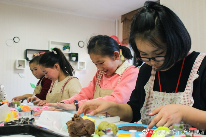 在北京，孩子们上了一节别开生面的厨艺课——手工DIY饼干。孩子们脑洞大开亲自上手，从制作到出炉不仅留下了喷香的饼干，还留下了珍贵的回忆。亲手做的饼干孩子们舍不得独享，成为了回程路上最重要的“伴手礼”