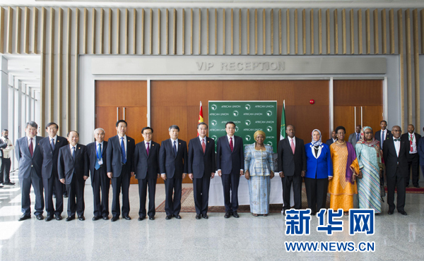 5月5日，中国国务院总理李克强在亚的斯亚贝巴非洲联盟总部会见非盟委员会主席祖马。这是会见后，李克强同祖马参加集体合影。新华社记者王晔摄