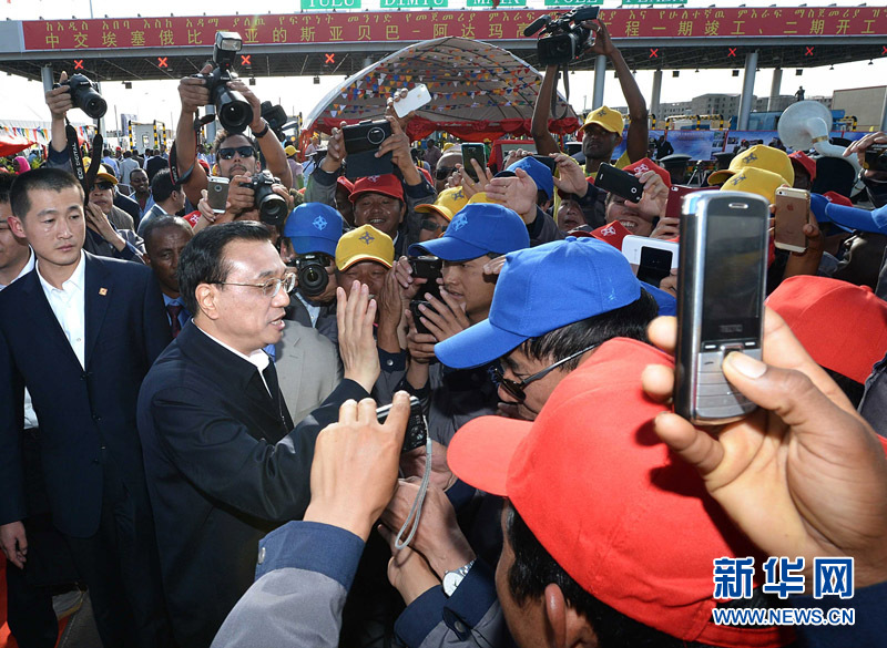 5月5日，中国国务院总理李克强与埃塞俄比亚总理海尔马里亚姆共同出席亚的斯亚贝巴-阿达玛高速公路一期竣工揭牌典礼，并为二期工程开工奠基剪彩。这是典礼结束后，李克强同工程施工人员亲切交谈。新华社记者 李涛 摄 