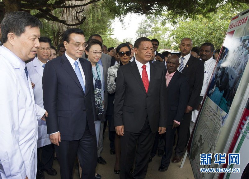 5月6日，中国国务院总理李克强与埃塞俄比亚总统穆拉图一同来到亚的斯亚贝巴阿勒塔医院，看望受益于中国免费白内障手术“光明行”活动的埃塞俄比亚患者。这是李克强在观看“光明行”活动展板。 新华社记者 谢环驰 摄 