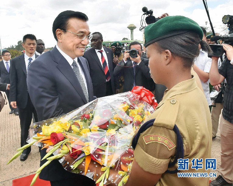 5月11日，中国国务院总理李克强参观肯尼亚国家青年服务队。这是服务队队员向李克强敬献鲜花。 新华社记者 李涛 摄