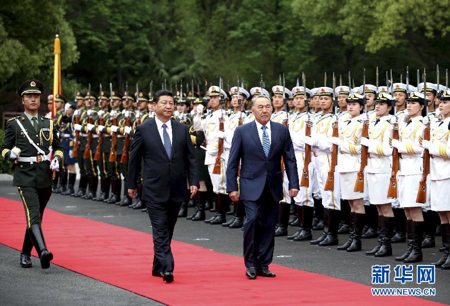 5月19日，国家主席习近平在上海同哈萨克斯坦总统纳扎尔巴耶夫举行会谈。这是会谈前，习近平在上海西郊会议中心广场为纳扎尔巴耶夫举行欢迎仪式。新华社记者 姚大伟 摄 