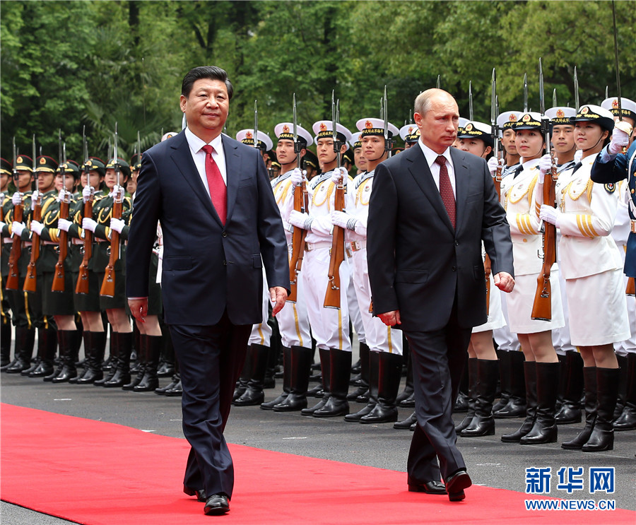 这是会谈前，习近平在上海西郊会议中心广场为普京举行欢迎仪式。 新华社记者 庞兴雷 摄 