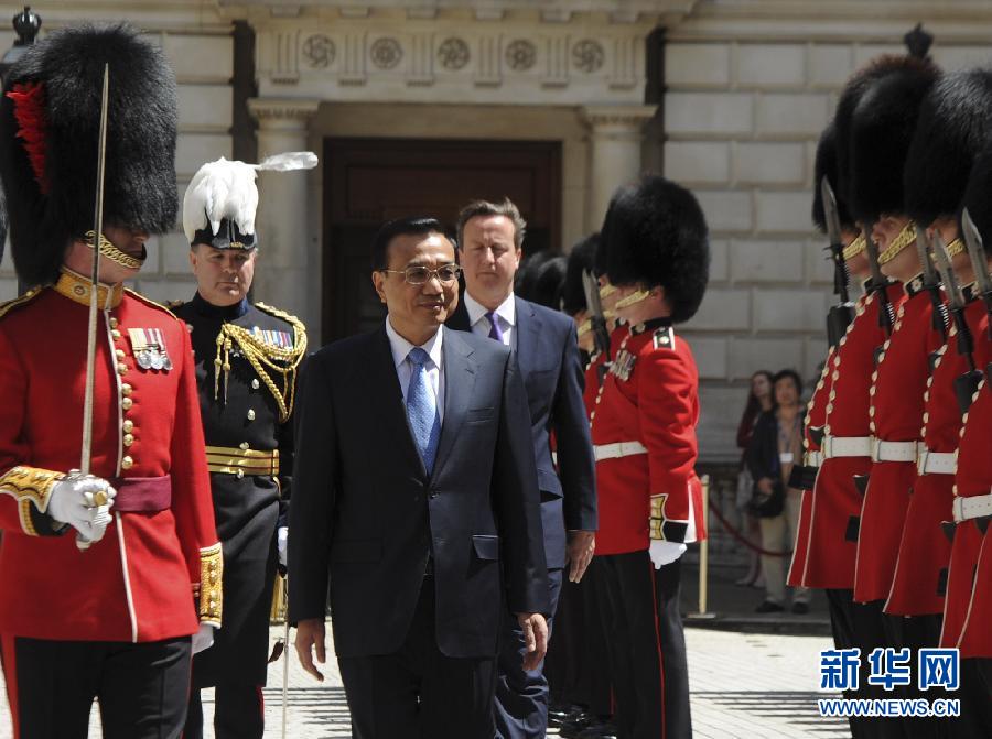 6月17日，中国国务院总理李克强在伦敦唐宁街10号首相府同英国首相卡梅伦举行中英总理年度会晤。这是会晤前，卡梅伦为李克强举行隆重的欢迎仪式。新华社记者 张铎 摄  