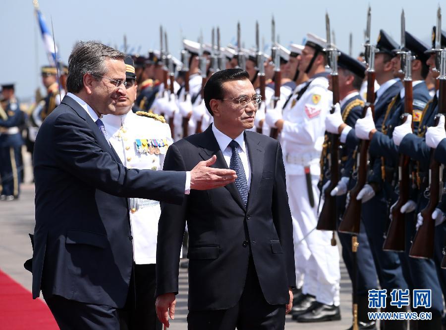 6月19日，国务院总理李克强乘专机抵达雅典国际机场，开始对希腊进行正式访问。希腊总理萨马拉斯在机场为李克强举行隆重的欢迎仪式。这是李克强在萨马拉斯的陪同下检阅仪仗队。新华社记者 庞兴雷 摄  