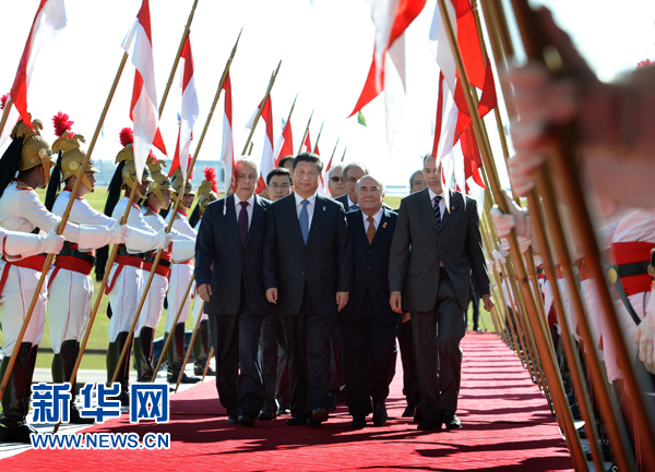 7月16日，国家主席习近平在巴西利亚会见巴西参议长卡列罗斯和众议长阿尔维斯。这是习近平步入国会大厦。 新华社记者 刘建生 摄 