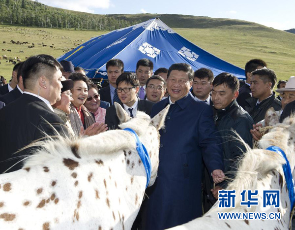 8月22日，国家主席习近平在蒙古国总统额勒贝格道尔吉陪同下前往乌兰巴托市郊观看那达慕。额勒贝格道尔吉向习近平夫妇赠送两匹蒙古马。习近平为两匹马分别取名阿尔泰和克鲁伦，寓意中蒙两国山水相连、睦邻友好。新华社记者 黄敬文 摄