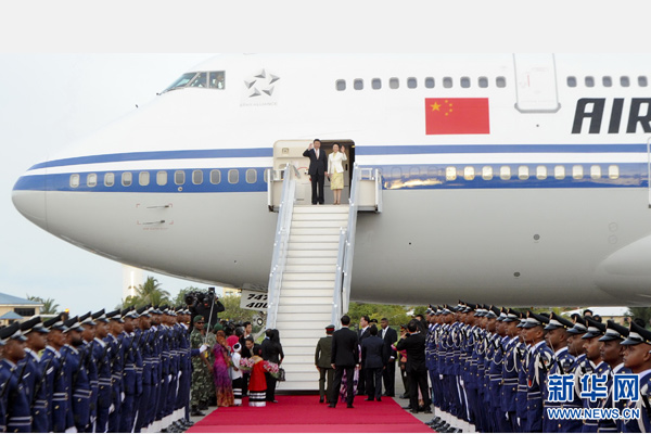 9月14日，国家主席习近平抵达马累，开始对马尔代夫进行国事访问。习近平和夫人彭丽媛在机场受到马尔代夫总统亚明夫妇的热情迎接。 新华社记者 张铎 摄