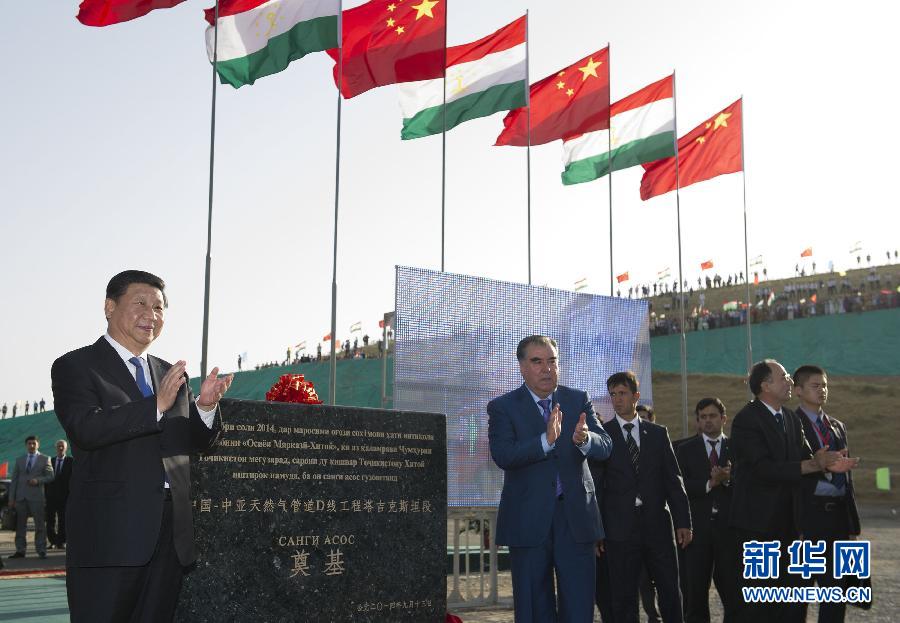 9月13日，国家主席习近平和塔吉克斯坦总统拉赫蒙共同出席中国－中亚天然气管道D线塔吉克斯坦境内段开工仪式。 新华社记者黄敬文摄 