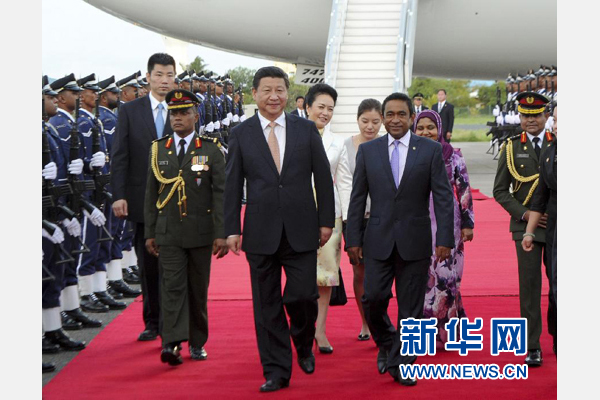 9月14日，国家主席习近平抵达马累，开始对马尔代夫进行国事访问。习近平和夫人彭丽媛在机场受到马尔代夫总统亚明夫妇的热情迎接。新华社记者 张铎 摄 