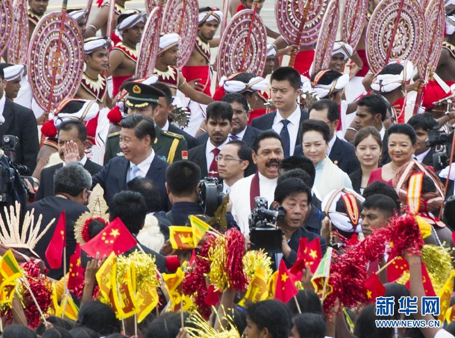 9月16日，国家主席习近平抵达科伦坡，开始对斯里兰卡进行国事访问。在班达拉奈克国际机场，习近平和夫人彭丽媛受到拉贾帕克萨总统夫妇热情迎接。新华社记者黄敬文摄 