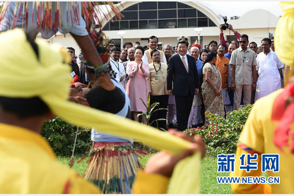 9月17日，国家主席习近平抵达古吉拉特邦艾哈迈达巴德市，开始对印度进行国事访问。这是印度青年跳起古吉拉特邦传统舞蹈，欢迎习近平和夫人彭丽媛。新华社记者 马占成 摄