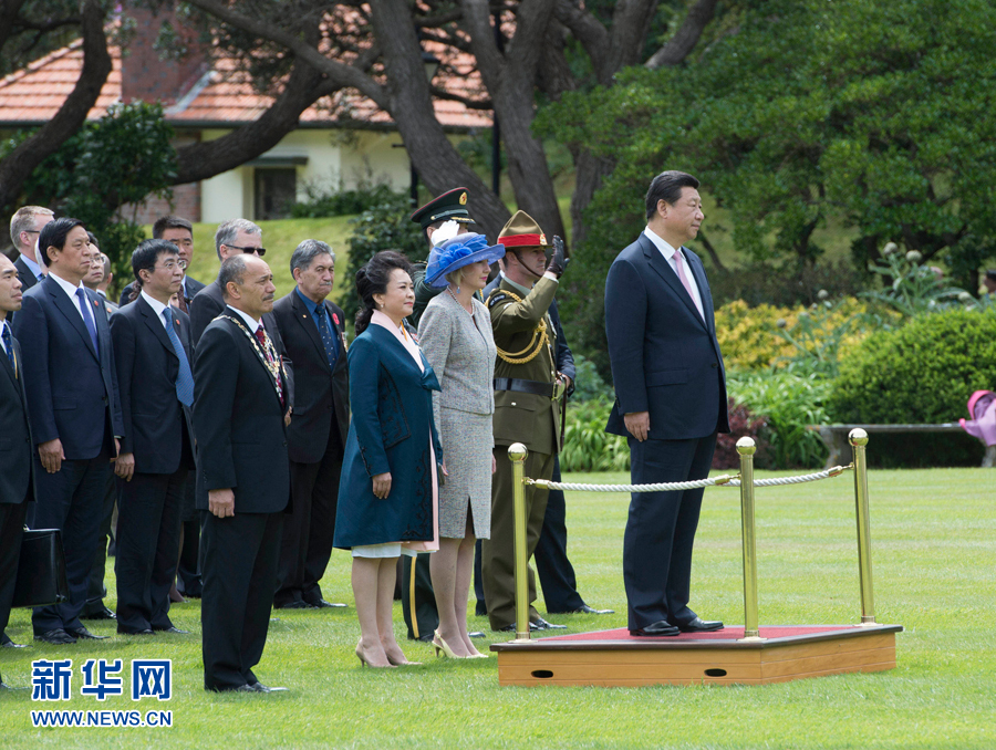 11月20日，中国国家主席习近平在惠灵顿总督府出席新西兰总督迈特帕里举行的欢迎仪式。这是习近平和夫人彭丽媛与迈特帕里总督夫妇在欢迎仪式上。新华社记者李学仁 摄