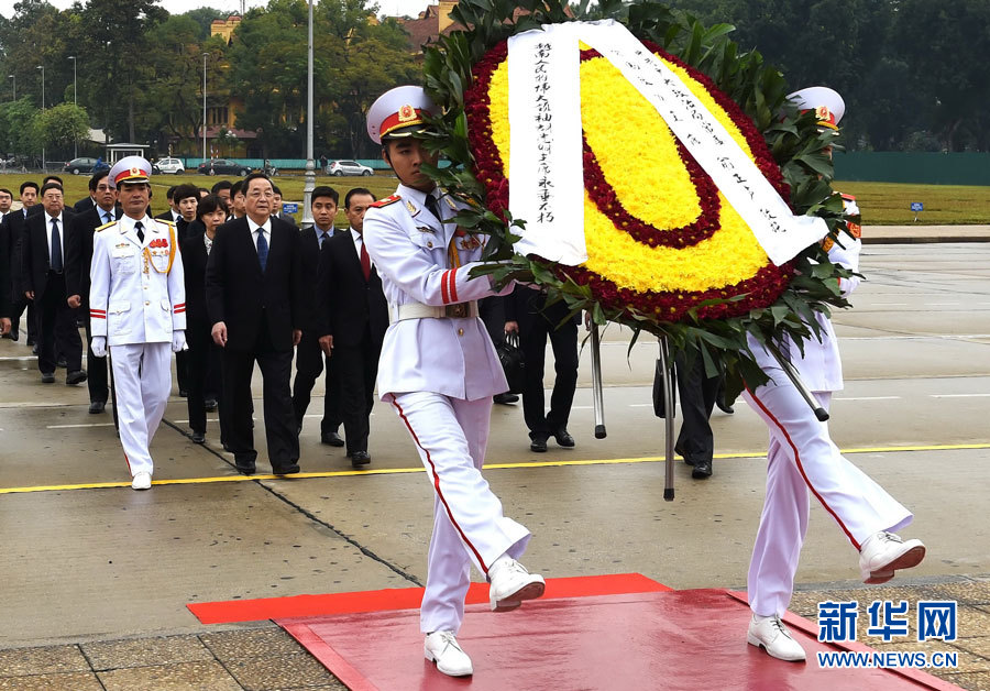 12月25日至27日，中共中央政治局常委、全国政协主席俞正声对越南进行正式访问。 这是12月27日，俞正声在河内瞻仰胡志明主席陵。新华社记者刘建生摄