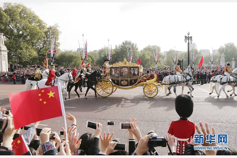 这是习近平和夫人彭丽媛在女王夫妇陪同下，乘坐皇家马车前往白金汉宫下榻。新华社记者 周磊 摄