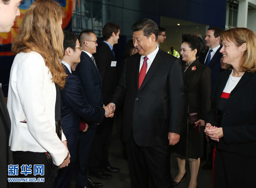 10月21日，国家主席习近平在伦敦参观帝国理工学院。 新华社记者姚大伟 摄