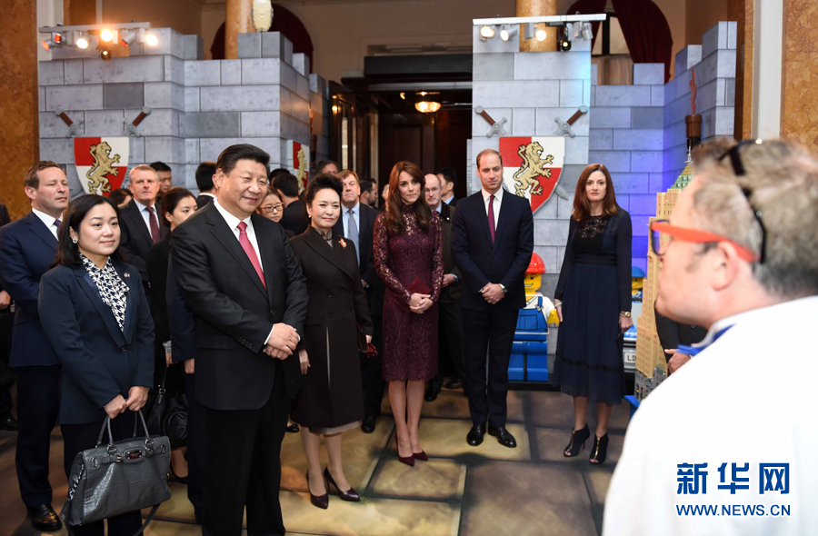 10月21日，国家主席习近平和夫人彭丽媛在英国威廉王子夫妇陪同下，出席在伦敦举行的中英创意产业展。 新华社记者 张铎 摄