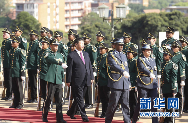 12月2日，国家主席习近平在比勒陀利亚同南非总统祖马举行会谈。会谈前，祖马在联邦大厦广场为习近平举行隆重的欢迎仪式。这是习近平检阅仪仗队。新华社记者 黄敬文 摄