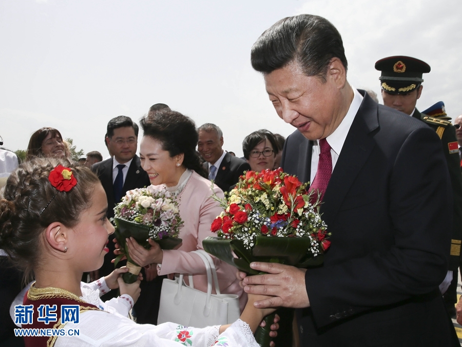  6月17日，国家主席习近平乘专机抵达贝尔格莱德，开始对塞尔维亚共和国进行国事访问。塞尔维亚少年儿童向习近平和夫人彭丽媛献上鲜花。新华社记者 兰红光 摄 