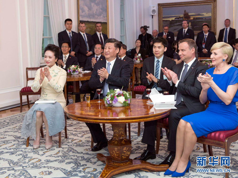 6月19日，国家主席习近平和夫人彭丽媛下午抵达波兰首都华沙，当晚即应邀来到贝尔维德宫做客。这是习近平和彭丽媛同杜达夫妇共同欣赏波兰马佐夫舍民族歌舞团的精彩演出。新华社记者 谢环驰 摄 