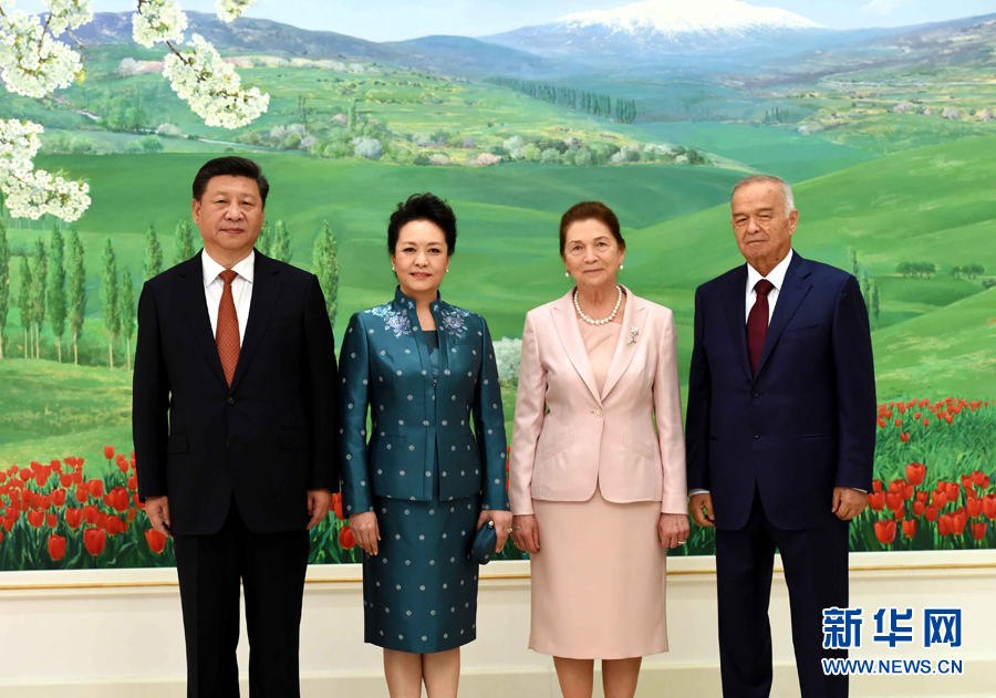 6月22日，国家主席习近平在塔什干库克萨莱国宾馆同乌兹别克斯坦总统卡里莫夫举行会谈?；崽盖埃敖匠鱿ɡ锬蚓傩械幕队鞘?。习近平和夫人彭丽媛受到卡里莫夫和夫人卡里莫娃热情迎接。新华社记者饶爱民摄