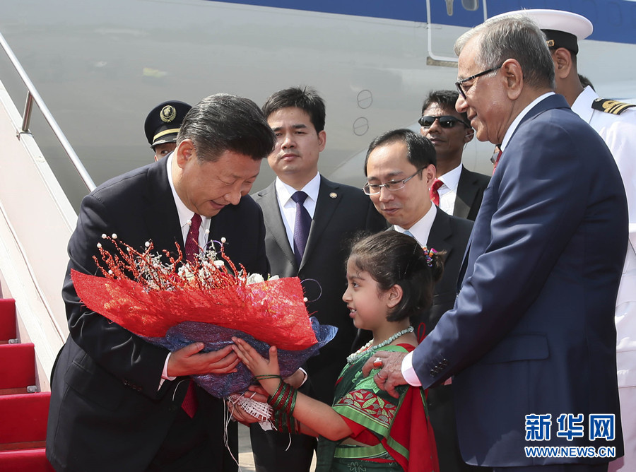 10月14日，国家主席习近平抵达达卡，开始对孟加拉人民共和国进行国事访问。这是习近平接受孟加拉国儿童献花。 新华社记者 兰红光 摄