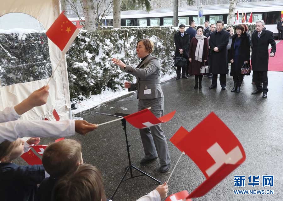 这是习近平和夫人彭丽媛在伯尔尼克尔萨茨火车站观看瑞士童声合唱团表演。 新华社记者 兰红光 摄