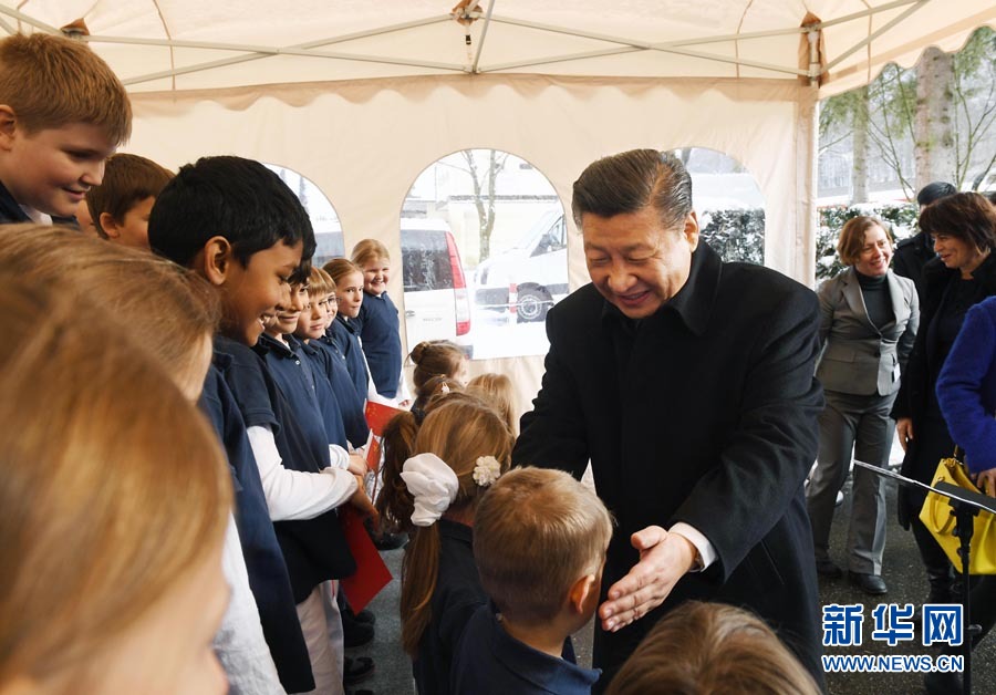 这是习近平在伯尔尼克尔萨茨火车站观看瑞士童声合唱团表演后，与合唱团的小演员交流。 新华社记者 饶爱民 摄