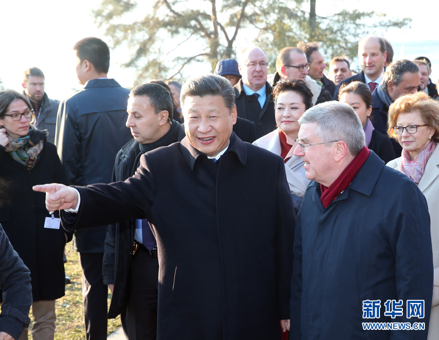 1月18日，国家主席习近平在瑞士洛桑国际奥林匹克博物馆会见国际奥林匹克委员会主席巴赫。这是会见后，习近平和夫人彭丽媛在巴赫主席夫妇陪同下，参观国际奥林匹克博物馆。新华社记者 姚大伟 摄