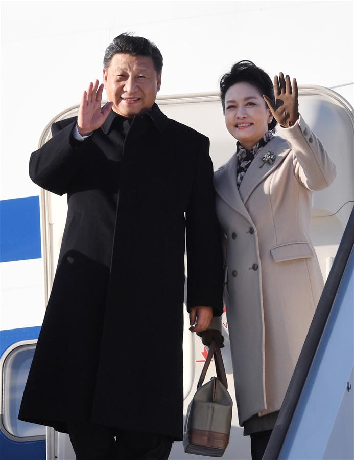 4月4日，国家主席习近平乘专机抵达赫尔辛基，开始对芬兰共和国进行国事访问。这是习近平和夫人彭丽媛步出舱门。 新华社记者 饶爱民 摄 