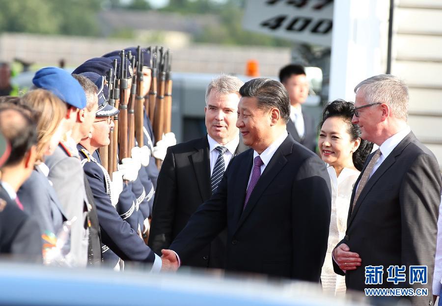 7月4日，国家主席习近平乘专机抵达柏林，开始对德意志联邦共和国进行国事访问。德国政府高级官员在舷梯旁迎接习近平和夫人彭丽媛。新华社记者 姚大伟 摄