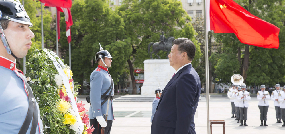 习近平向智利解放者奥希金斯纪念碑敬献花圈